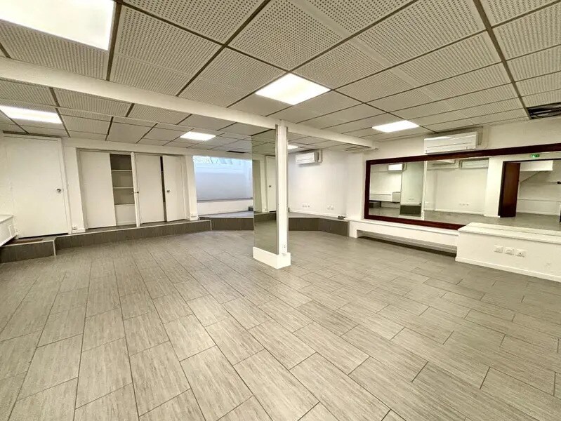 Office in Paris for lease Building Photo- Image 1 of 7