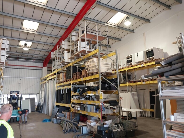 Western Rd, Bracknell for lease - Building Photo - Image 2 of 7