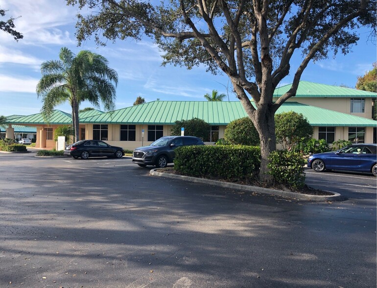 671 Goodlette Rd N, Naples, FL for lease - Building Photo - Image 3 of 5