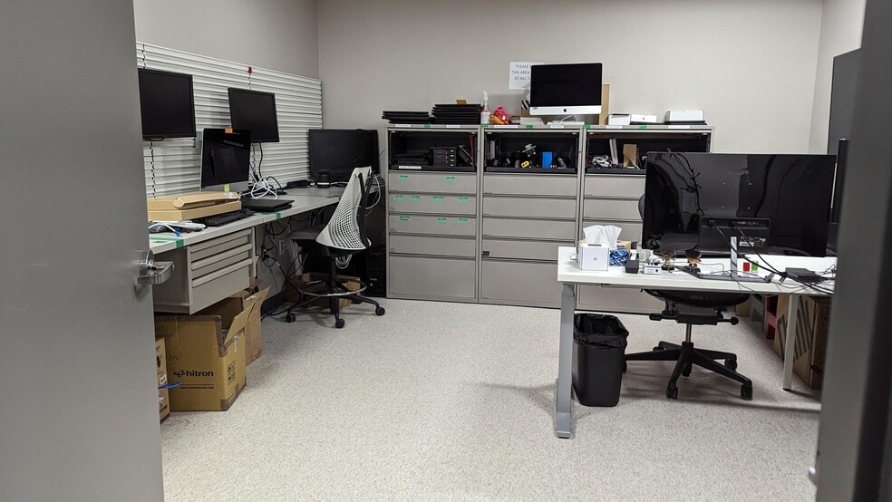 700 York St, London, ON for lease - Interior Photo - Image 3 of 34