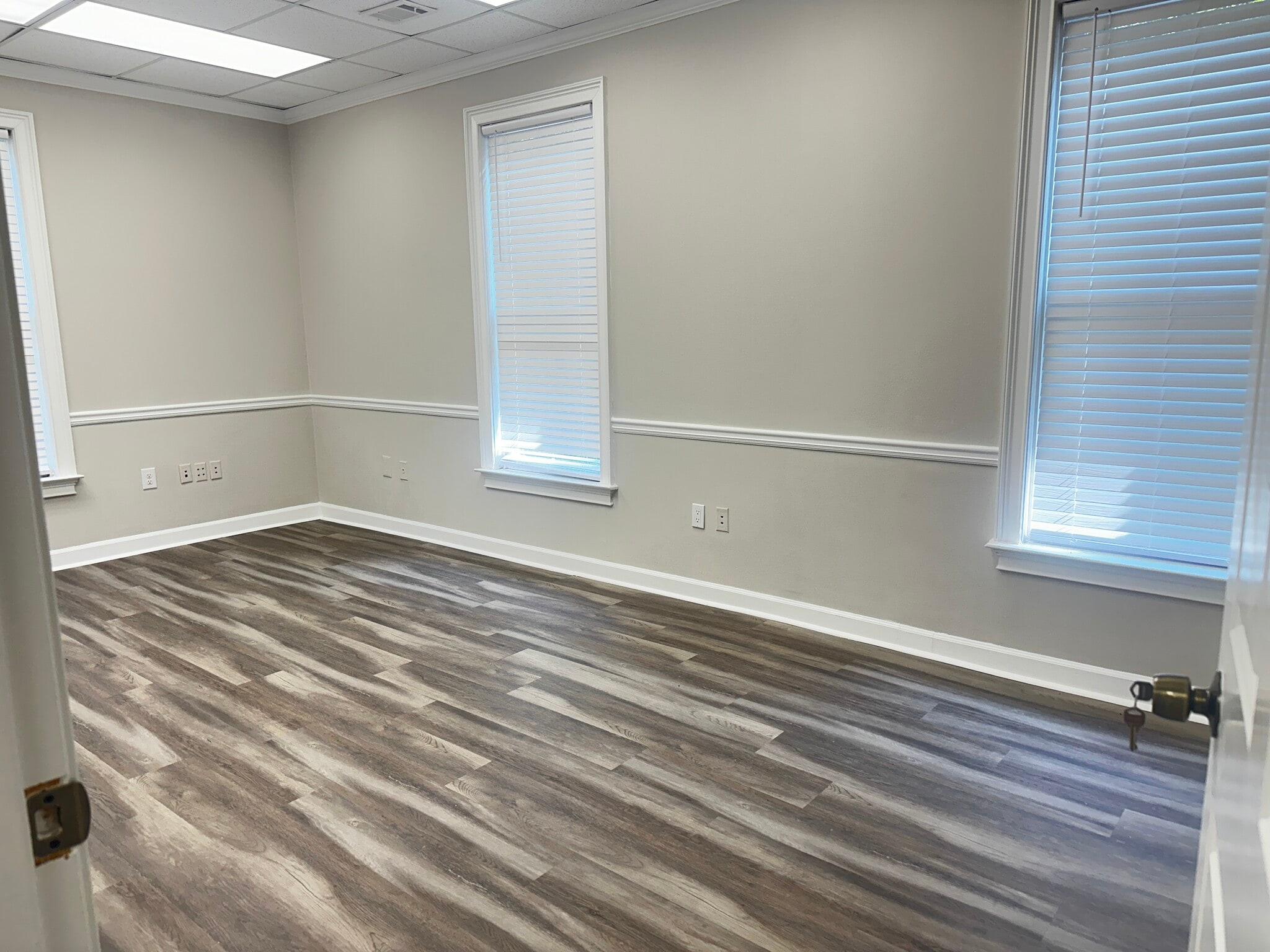 3937-3965 Holcomb Bridge Rd, Peachtree Corners, GA for lease Interior Photo- Image 1 of 4