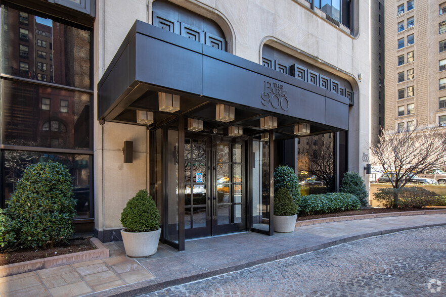 900 Park Ave, New York, NY for lease - Building Photo - Image 2 of 3