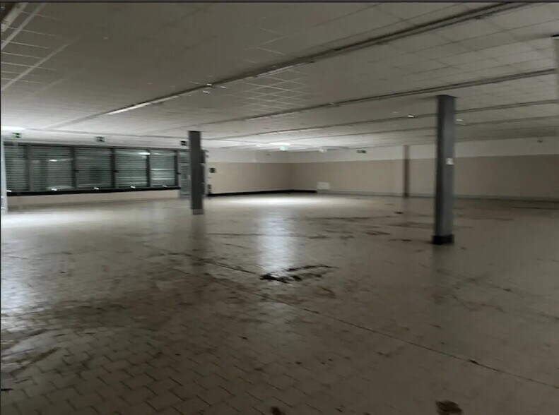 Retail in Dreux for lease - Interior Photo - Image 1 of 7