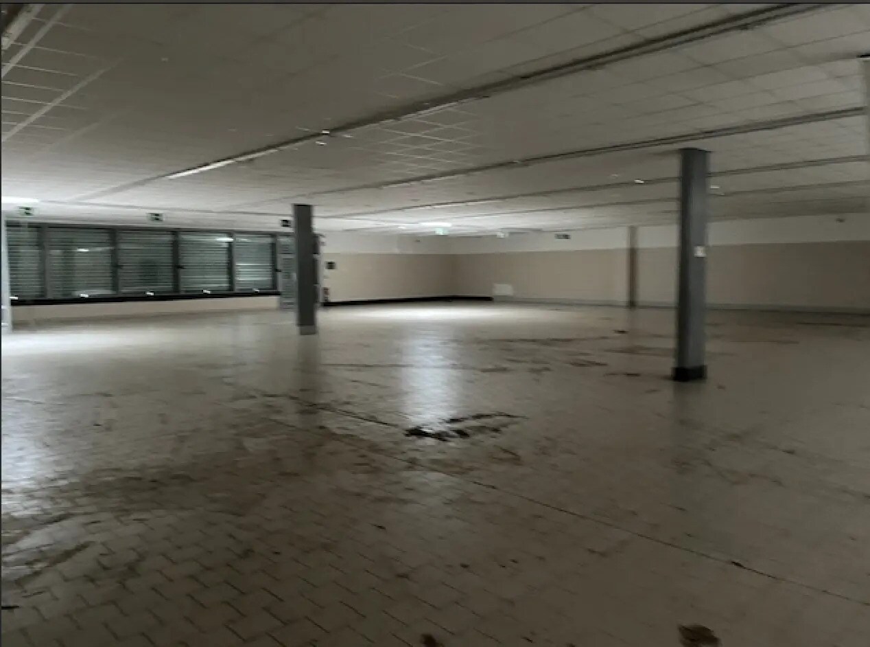 Retail in Dreux for lease Interior Photo- Image 1 of 8