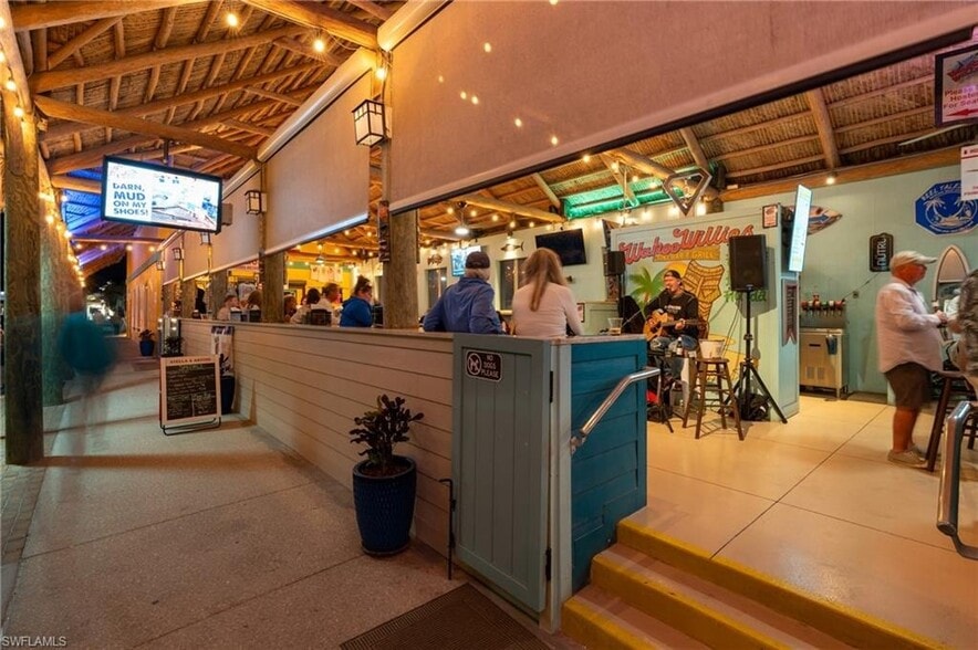 645 Old San Carlos Blvd, Fort Myers, FL for sale - Interior Photo - Image 2 of 14