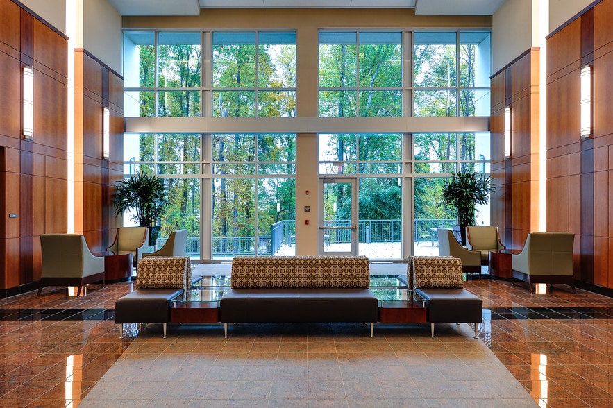 3023 Hamaker Ct, Fairfax, VA for lease - Lobby - Image 2 of 4