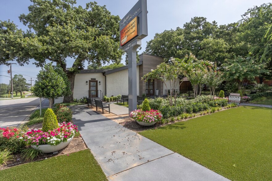 403 E Broad St, Mansfield, TX for lease - Building Photo - Image 2 of 10