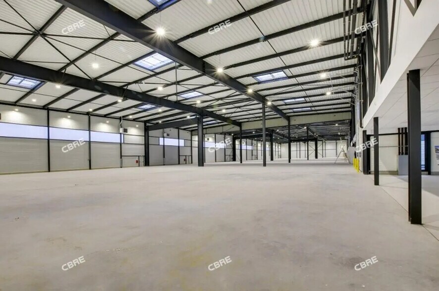 Office in Le Bourget for lease - Interior Photo - Image 2 of 13