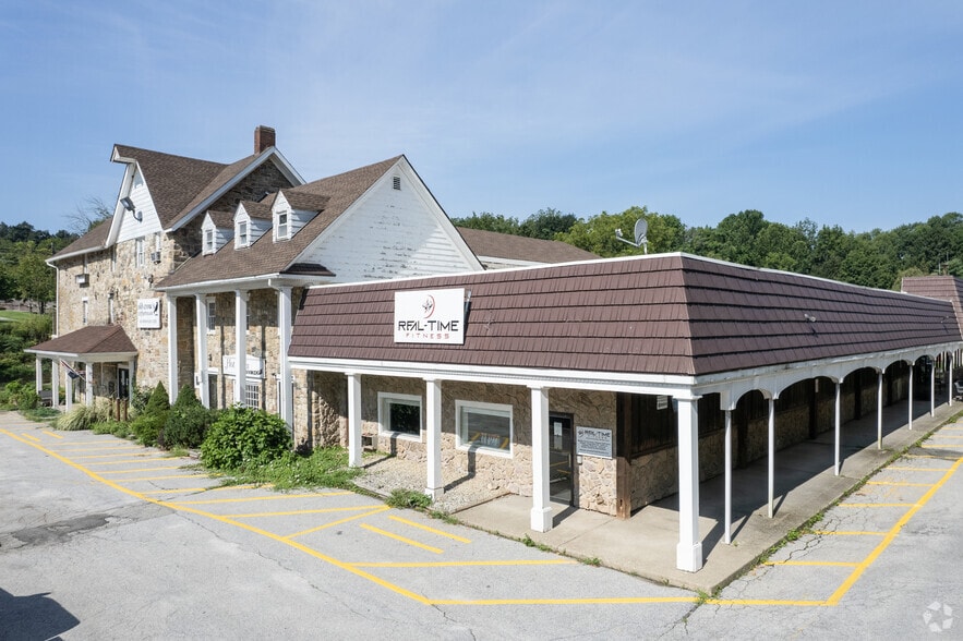 5 Lenape Rd, Andover, NJ 07821