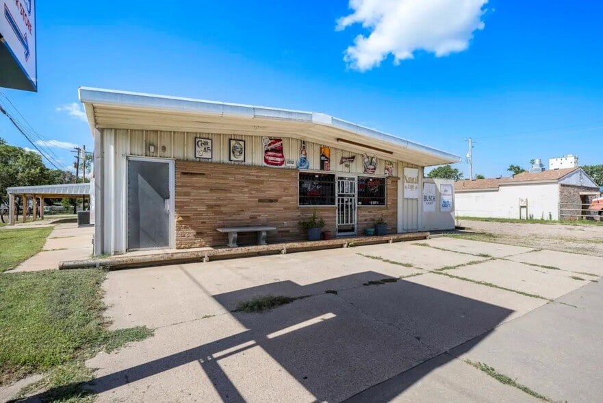 2106 E 4th Ave, Hutchinson, KS for sale - Building Photo - Image 3 of 35