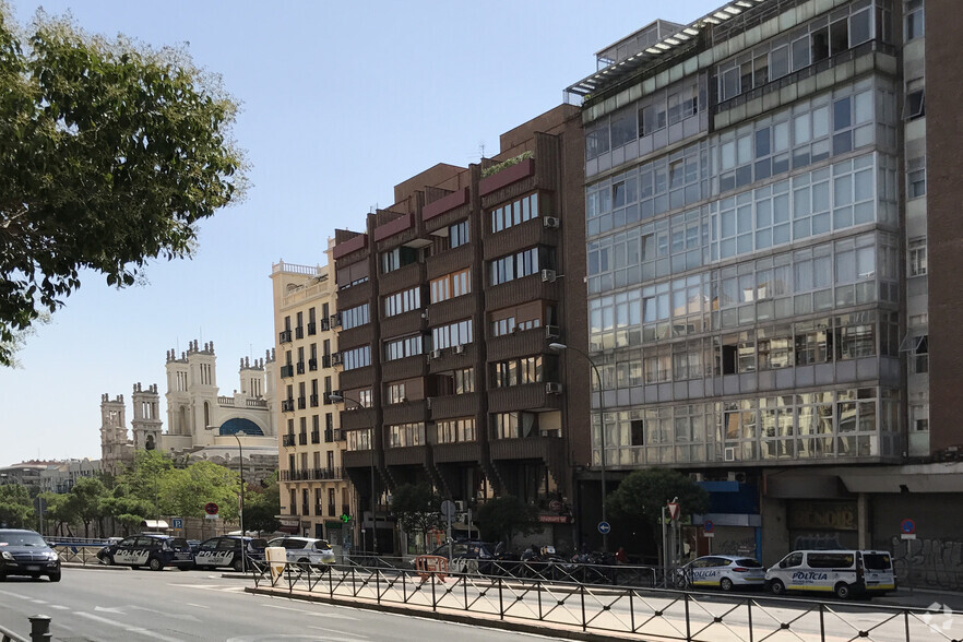 Calle Raimundo Fernández Villaverde, 12, Madrid, Madrid for lease - Building Photo - Image 2 of 2