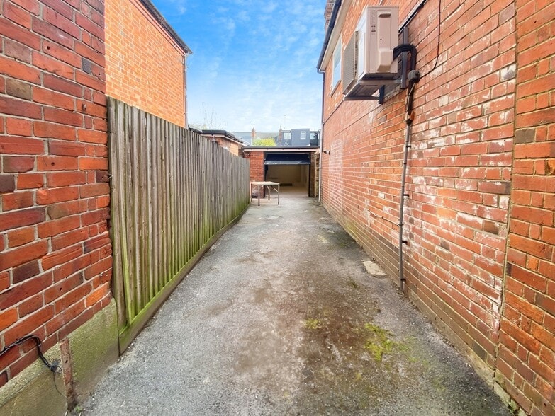 97 Donnington Rd, Reading for sale - Primary Photo - Image 1 of 1