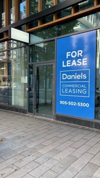 657 Dundas St E, Toronto, ON for sale - Building Photo - Image 1 of 1
