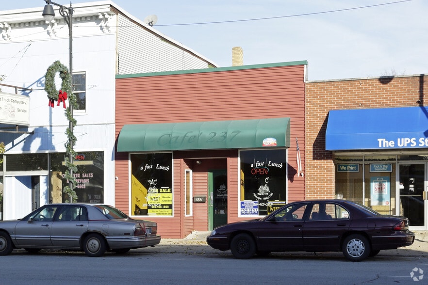 237 E Michigan Ave, Paw Paw, MI for sale - Primary Photo - Image 1 of 1