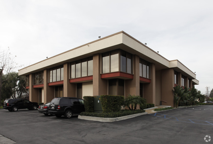 17581 Irvine Blvd, Tustin, CA for lease - Building Photo - Image 2 of 6