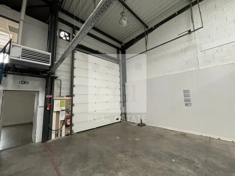 Flex in Mions for lease - Interior Photo - Image 2 of 8