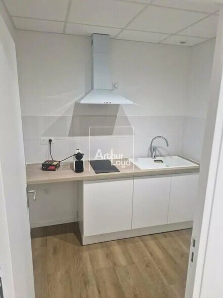 Flex in Fontenay-le-Vicomte for lease - Interior Photo - Image 3 of 5