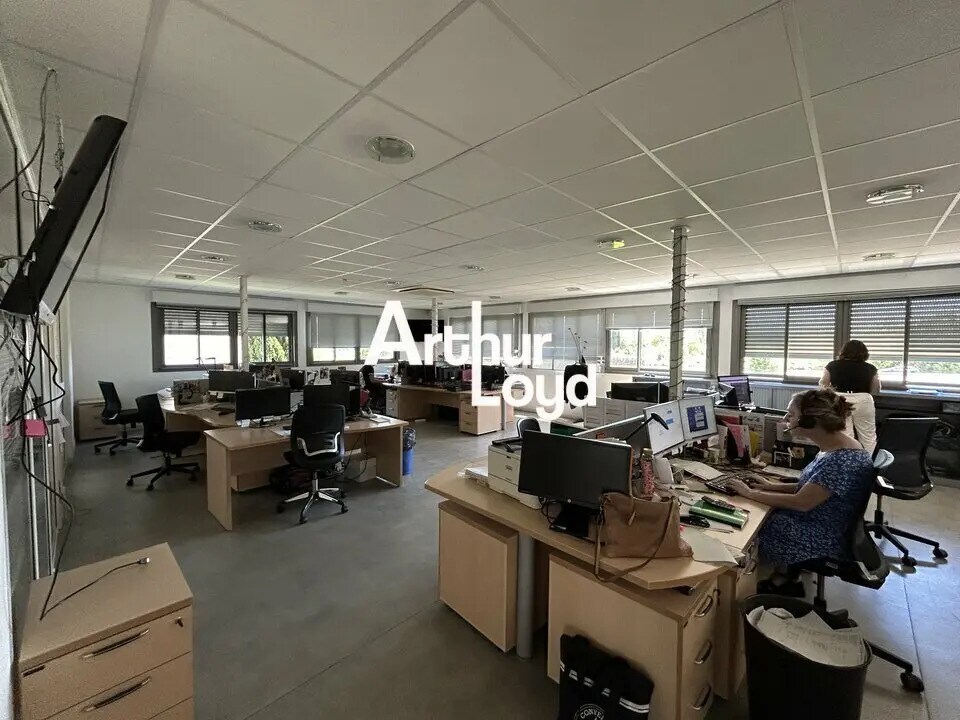 Location Bureaux 385 m² - Photo 1