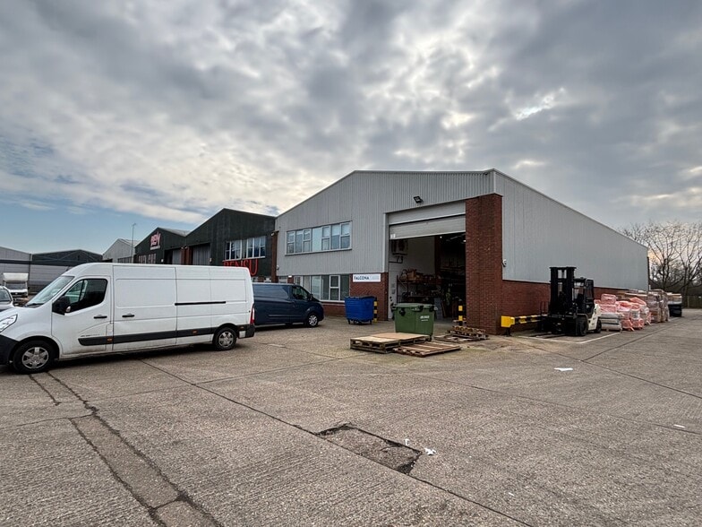 Priors Way, Maidenhead for lease - Building Photo - Image 2 of 2