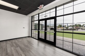 2900 E Sunshine St, Springfield, MO for lease Interior Photo- Image 1 of 12