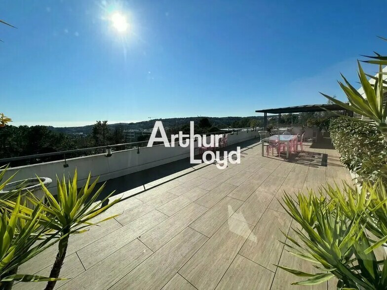 Office in Valbonne for lease - Building Photo - Image 1 of 8