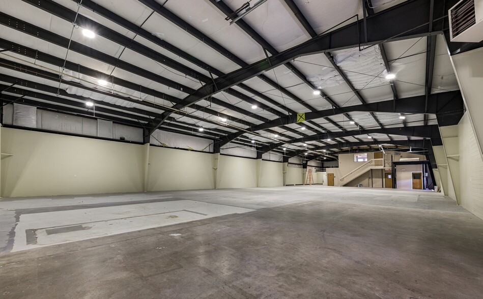 4860 N Ken Morey Dr - Bldgs 1 & 2 portfolio of 2 properties for sale on LoopNet.com - Interior Photo - Image 3 of 5