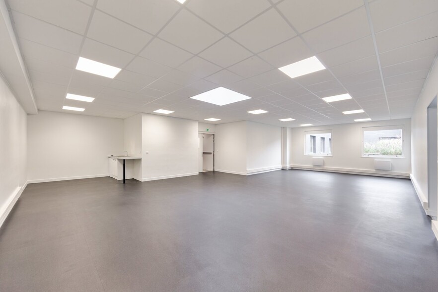 Flex in Verrières-le-Buisson for lease - Interior Photo - Image 1 of 1