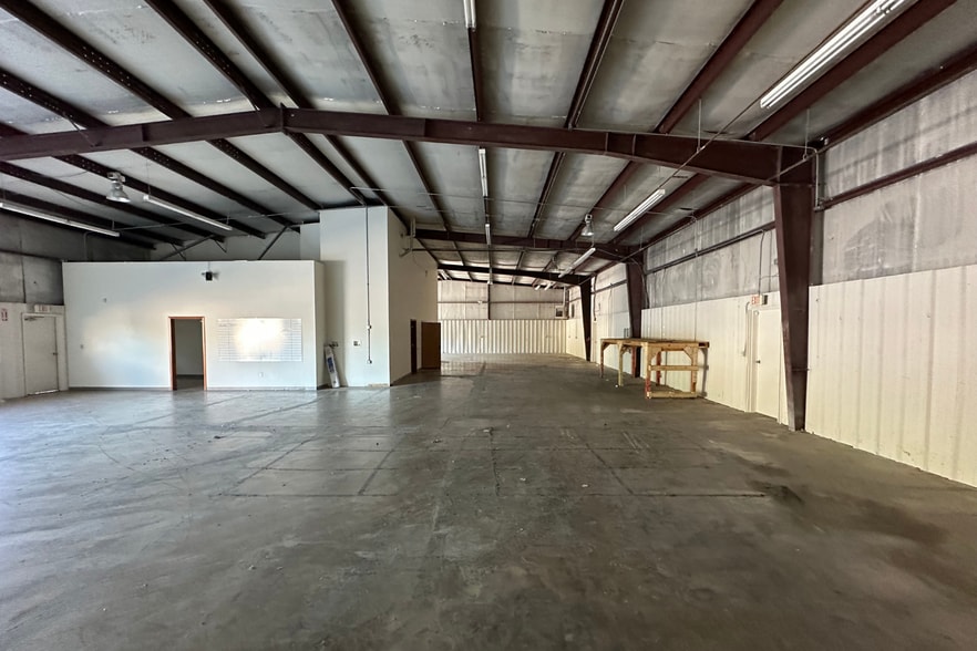 21 Collins Industrial Pl, North Little Rock, AR for lease - Building Photo - Image 2 of 8