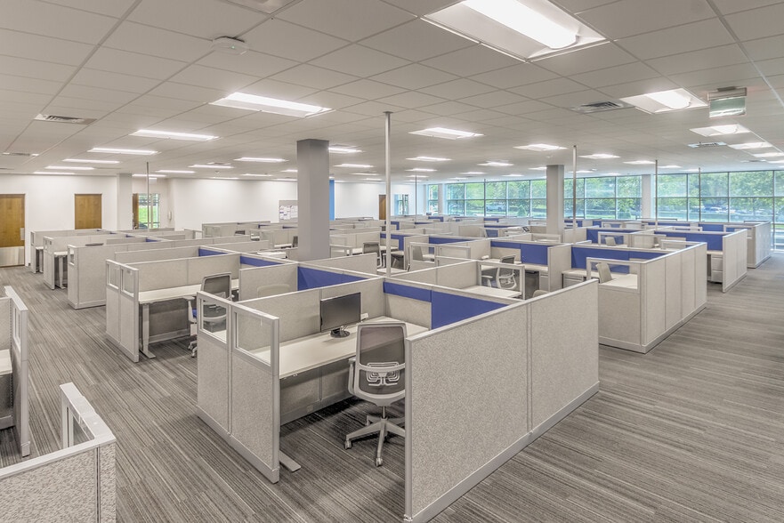 8215 Forest Point Blvd, Charlotte, NC for lease - Interior Photo - Image 3 of 9