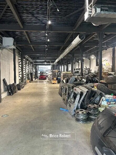 Office in Vénissieux for lease - Building Photo - Image 2 of 5