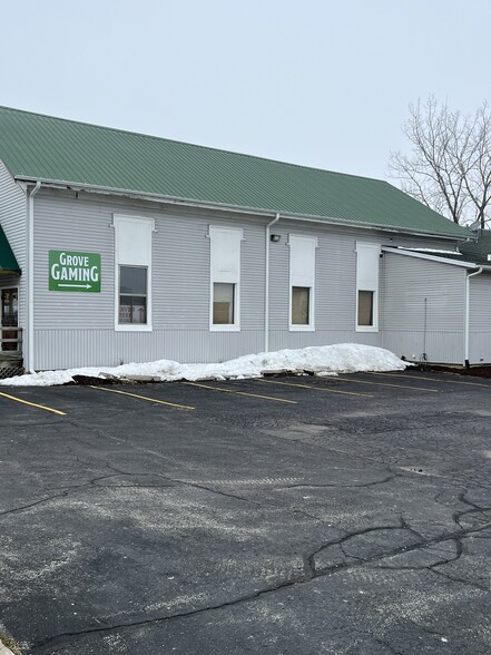 100 E Grove St, Poplar Grove, IL for lease - Building Photo - Image 3 of 28