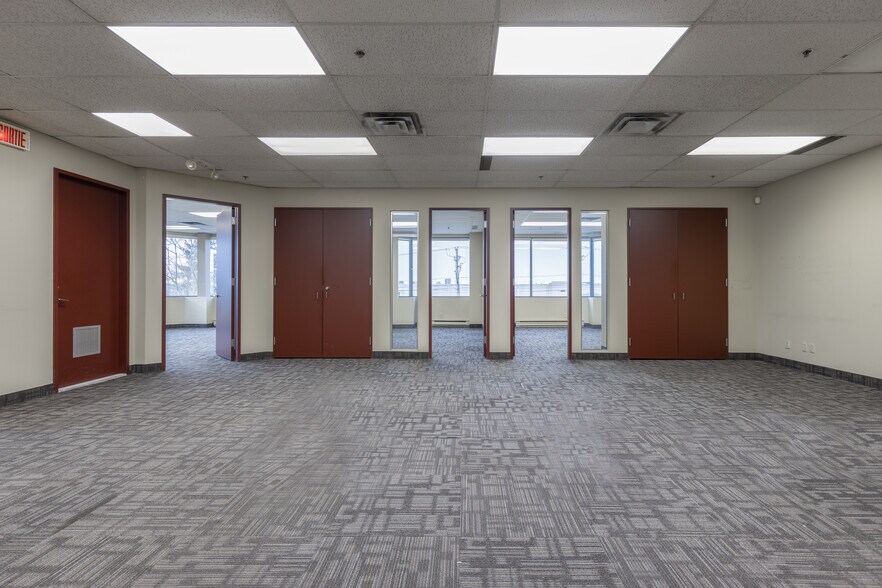 4848-4868 Ch Bois-Franc, Montréal, QC for lease - Interior Photo - Image 1 of 10
