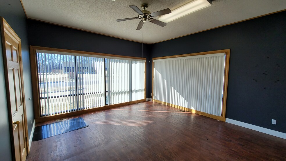 130-136 Cherry Hill Dr, Belton, MO for lease - Building Photo - Image 3 of 15