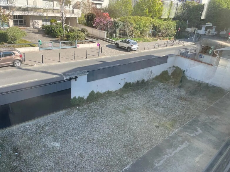 Flex in Courbevoie for sale - Building Photo - Image 3 of 10