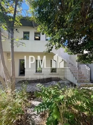 Retail in Marseille for lease Interior Photo- Image 1 of 3