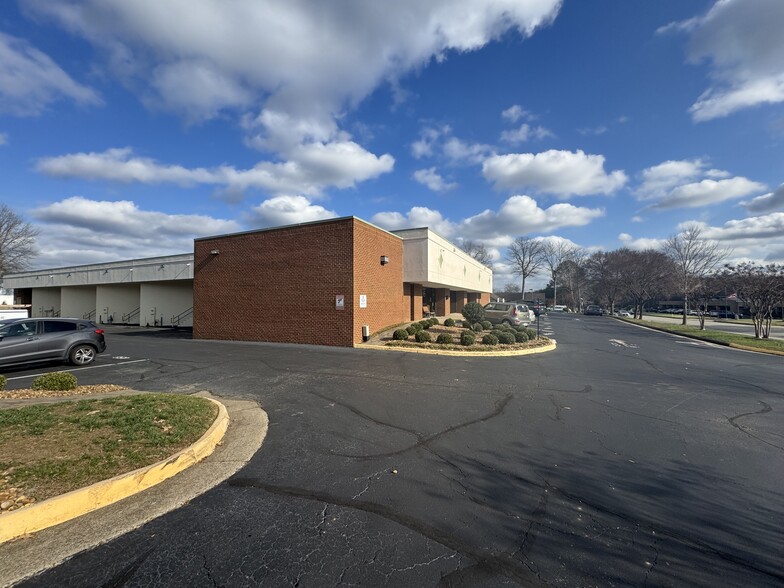 452 - 454 Southlake Blvd, North Chesterfield, VA for lease - Building Photo - Image 2 of 3