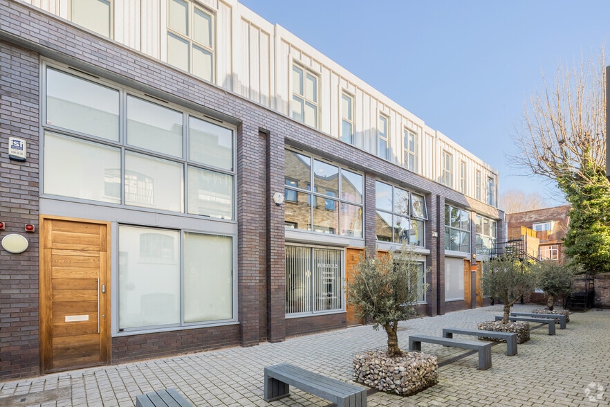 Turnham Green Terrace Mews, London for lease - Building Photo - Image 3 of 21
