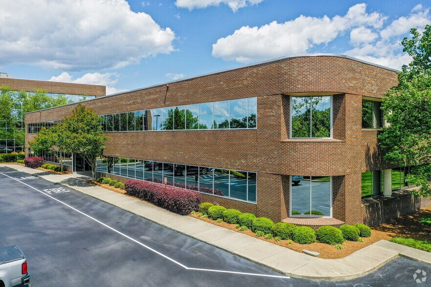 8000 Corporate Center Dr, Charlotte, NC for lease - Building Photo - Image 1 of 3