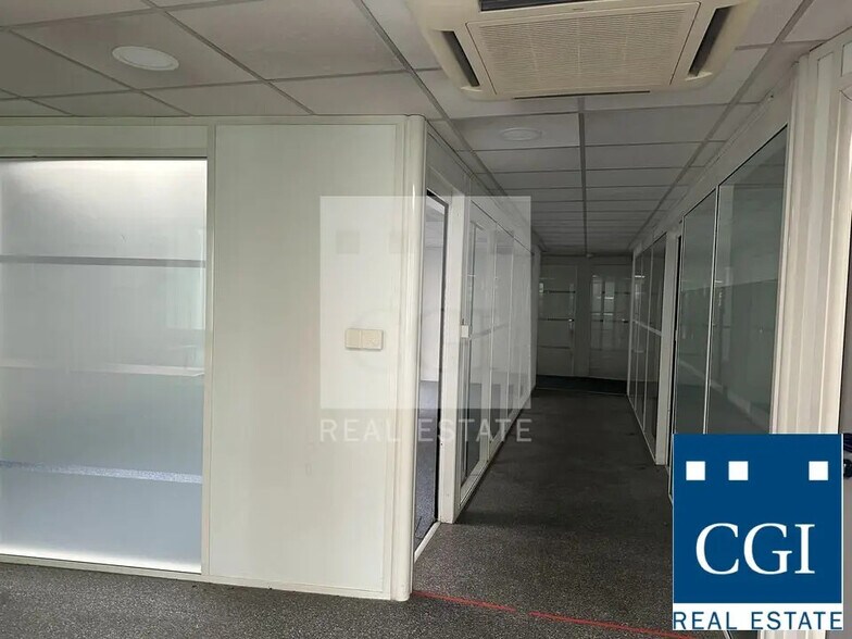 Flex in Meylan for lease - Interior Photo - Image 3 of 6