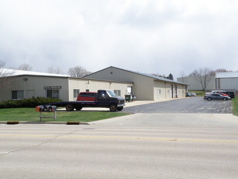 919 N River Rd, West Bend, WI for sale - Building Photo - Image 1 of 1