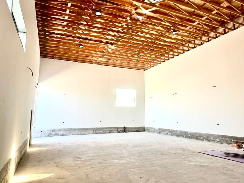 1315 Cota Ave, Long Beach, CA for lease - Interior Photo - Image 1 of 13