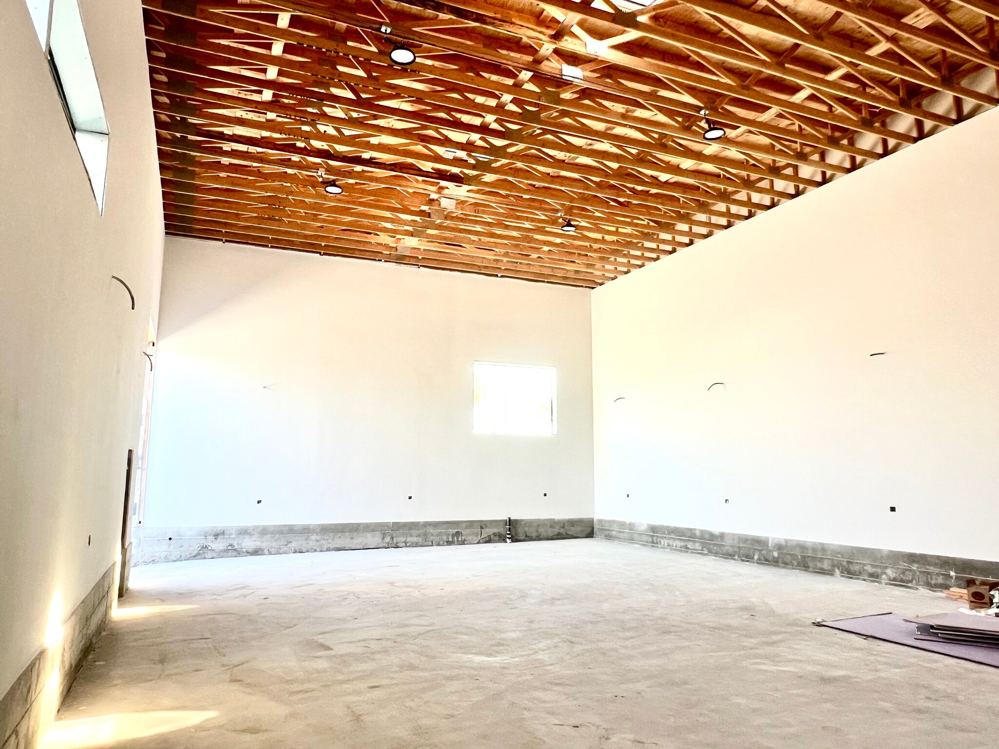 1315 Cota Ave, Long Beach, CA for lease Interior Photo- Image 1 of 14