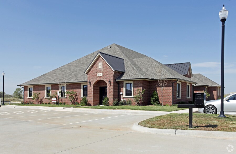 1804 Commons Cir, Yukon, OK for sale - Primary Photo - Image 1 of 1
