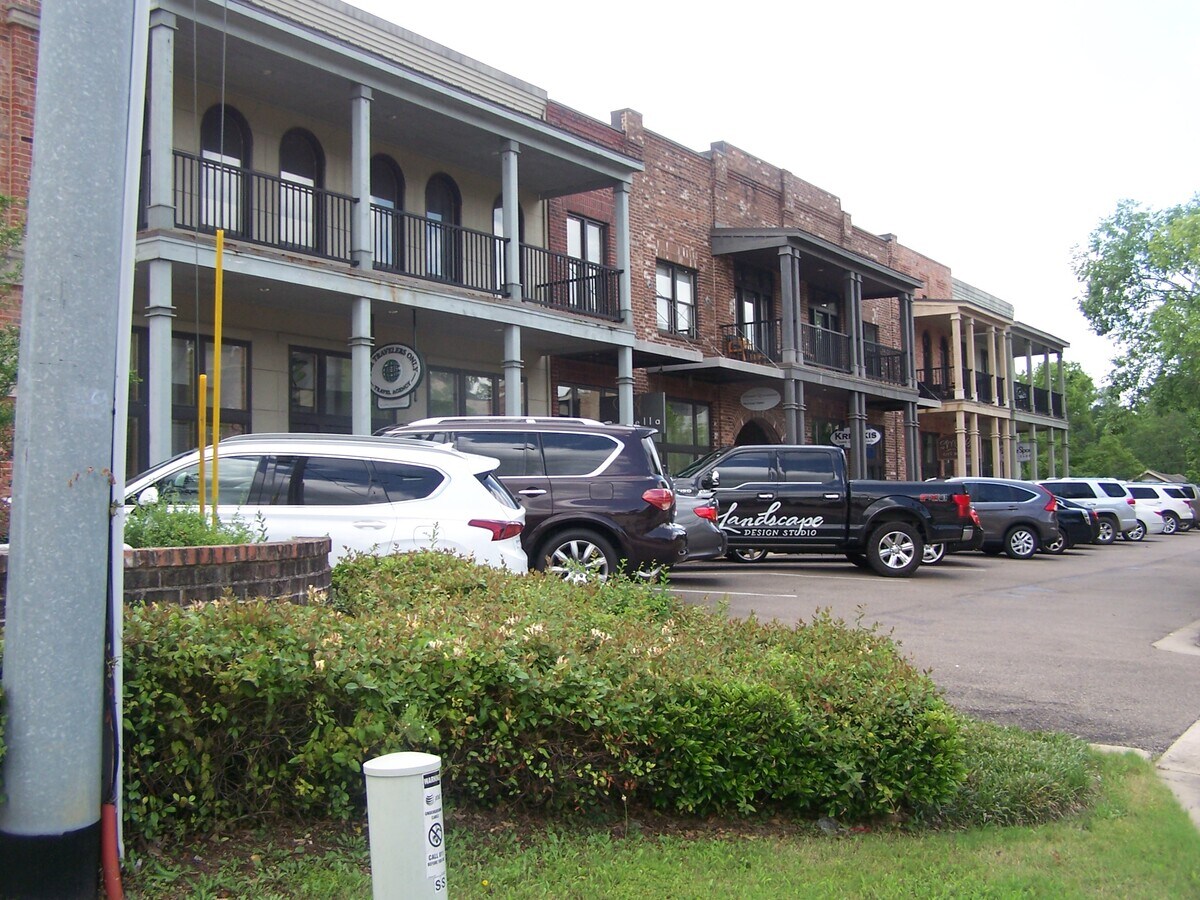 207 W Jackson St, Ridgeland, MS 39157