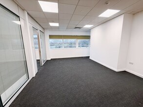 Dunleavy Dr, Cardiff for lease Interior Photo- Image 1 of 2