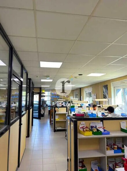 Office in Orchies for lease - Interior Photo - Image 2 of 5