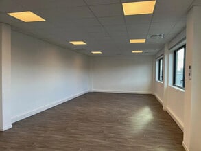 6 Avenue Du Vert Galant, SAINT-OUEN-L'AUMONE for lease Interior Photo- Image 2 of 4