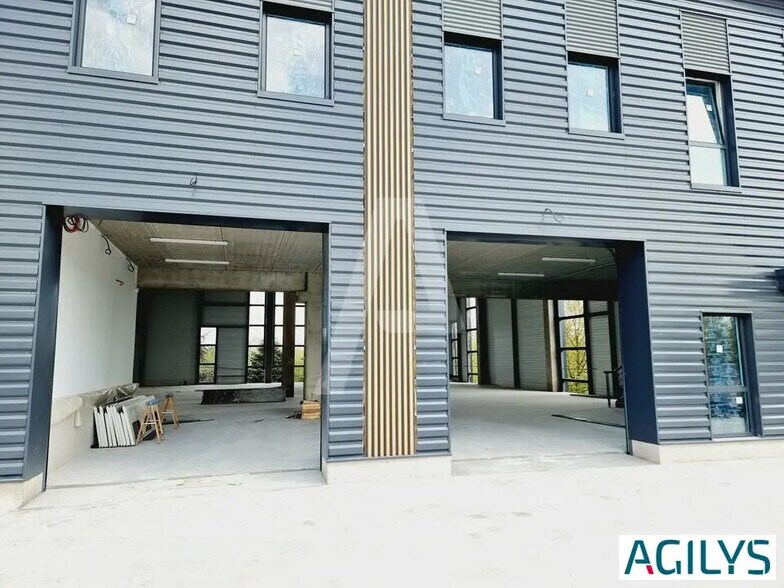 Flex in Élancourt for lease - Building Photo - Image 1 of 8