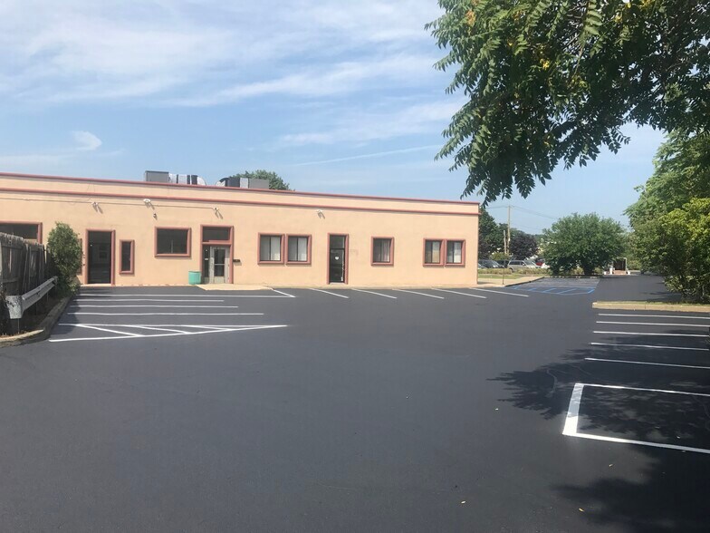 623 N Bicycle Path, Port Jefferson Station, NY for sale - Primary Photo - Image 1 of 1