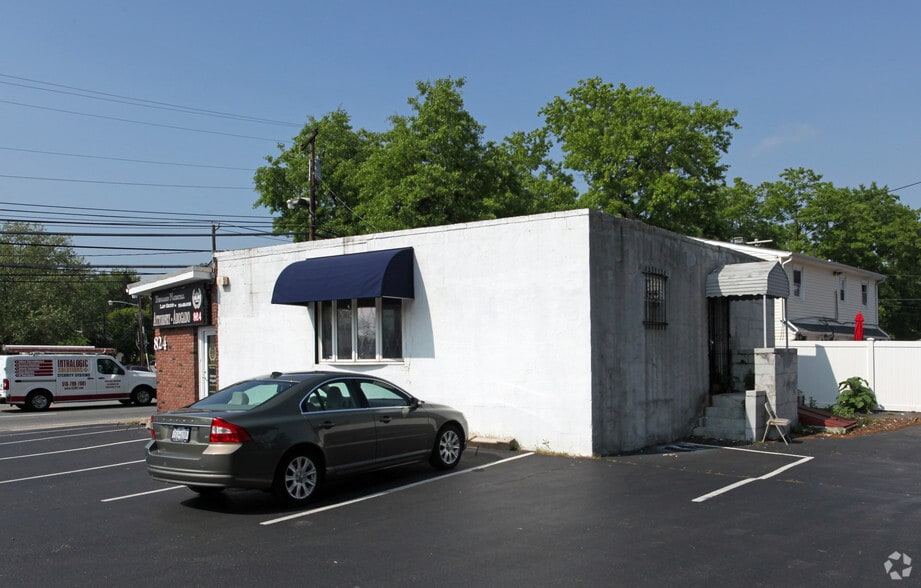 824 Old Country Rd, Westbury, NY for lease - Building Photo - Image 3 of 12